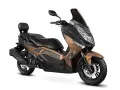 Barton B-Max, największy skuter 125, w kolorze brązowo-czarnym, z wygodnym siedzeniem i dużym przednim wiatrochronem.