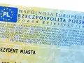 Zgubienie dowodu rejestracyjnego to problem. Na dokumencie widnieje napis "Dowód Rejestracyjny" oraz godło Polski.