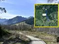 Malownicza droga w górach, prowadząca do najwyżej położonej drogi w Polsce. Widok na Tatry i mapę z trasą.