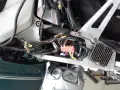 Widok instalacji elektrycznej skutera z widocznymi bezpiecznikami i przewodami.