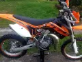 Pomarańczowy KTM SX 85 gotowy do jazdy, z pewnością osiągnie imponującą prędkość maksymalną.