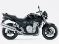 Czarny motocykl Suzuki Bandit 600, z widocznym silnikiem i wydechem. Idealny do miasta i na trasę, sprawdź suzuki bandit 600 dane techniczne.