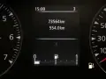 Na desce rozdzielczej widać zegar 15:00, licznik 73564 km i wskaźnik paliwa. To już spora motogodzina!