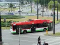 Czerwony trolejbus z napisem "Lublin" na ulicy. Zastanawiasz się, jak dojadę do celu? Ten pojazd to dobry trop.
