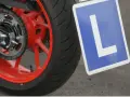 Tablica "L" na motocyklu. Czy z prawem jazdy AM można wozić pasażera?