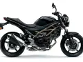 Czarny motocykl Suzuki SV 650 z widocznymi danymi technicznymi, w tym kratownicową ramą i silnikiem V-twin.