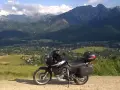 Motocykl na tle górskiej panoramy. Idealne miejsce na rozpoczęcie wielka pętla bieszczadzka trasa.