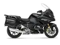 Czarny motocykl turystyczny BMW R 1250 RT z kuframi, gotowy na dalekie podróże.