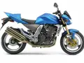Błękitny Kawasaki Z1000, z mocnym silnikiem i podwójnym wydechem, gotowy do jazdy, jakby miał moc V-max.