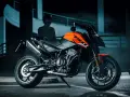 Pomarańczowy KTM Duke 790, gotowy do jazdy. Sprawdź jego dane techniczne i poczuj moc!