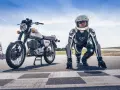 Motocykl MZ ETZ 250 i zawodnik w kombinezonie i kasku na starcie wyścigu. Gotowi do startu!