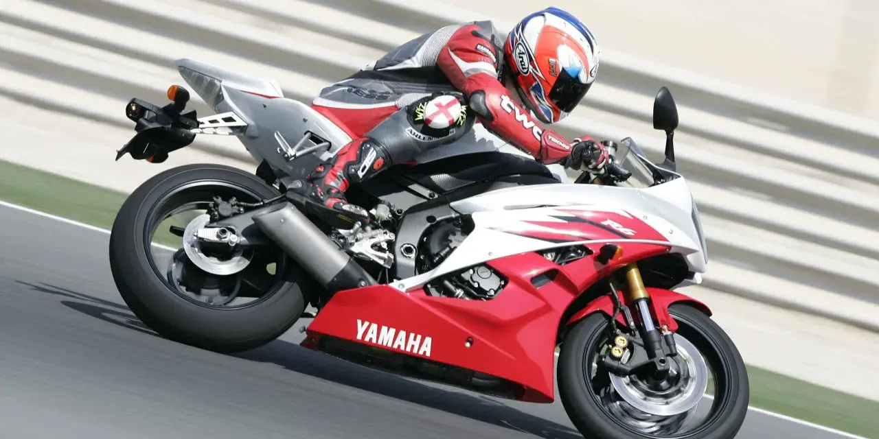 Motocyklista w czerwono-białym kombinezonie na torze ściga się na czerwono-białym motocyklu Yamaha. Od ilu lat trwa ta pasja?