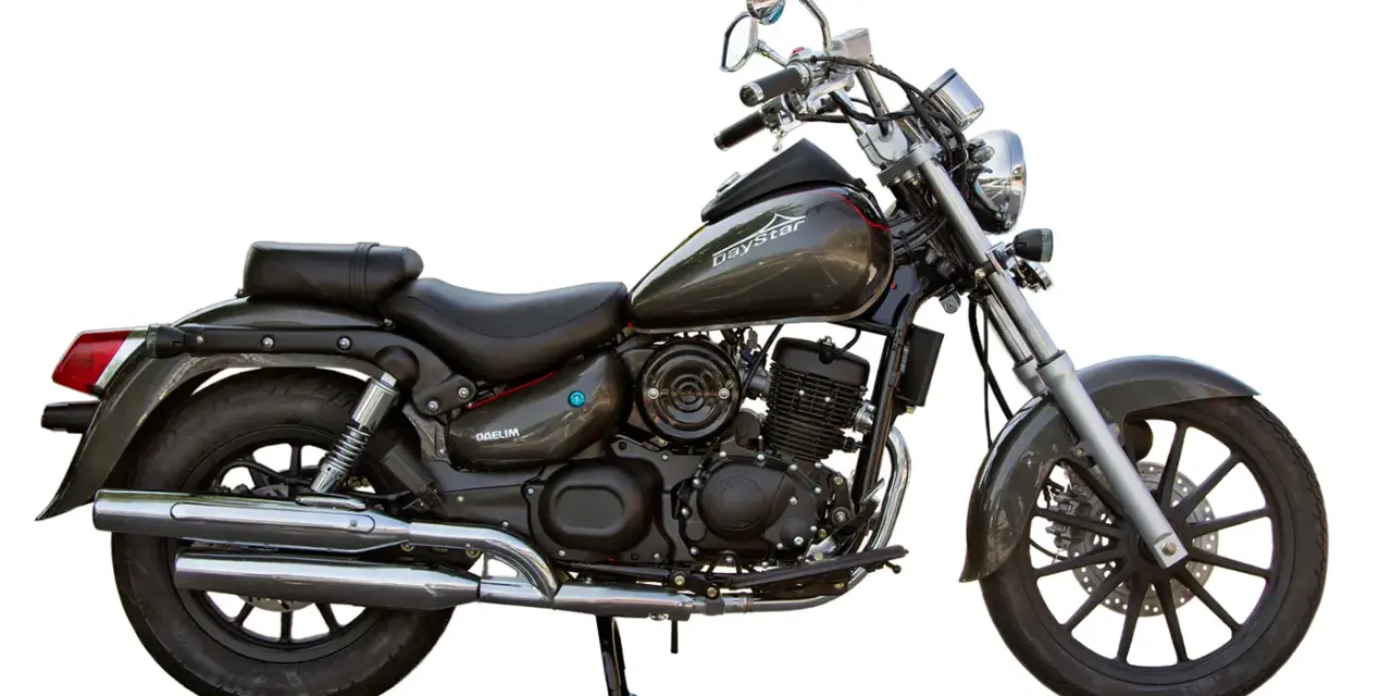 Stylowy motocykl Daelim Daystar 125 w ciemnoszarym kolorze, gotowy na przygodę.