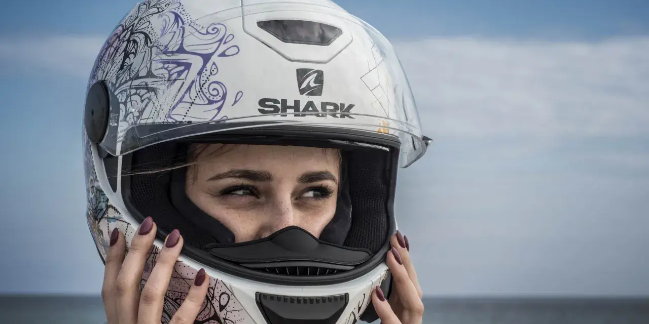 Kask motocyklowy: Jak wybrać bezpieczny i komfortowy? ECE 22.06