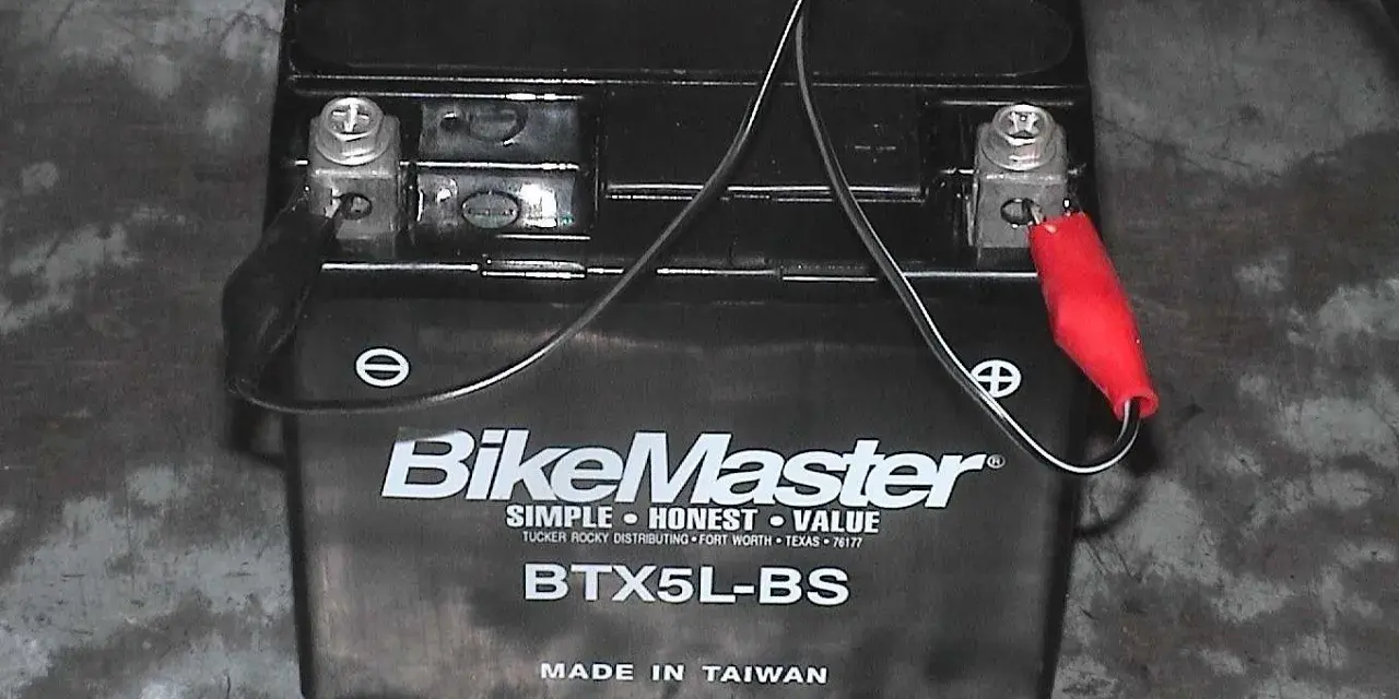 Akumulator motocyklowy BikeMaster BTX5L-BS podłączony do ładowarki. Zastanawiasz się, jakim prądem ładować akumulator? Sprawdź instrukcję.