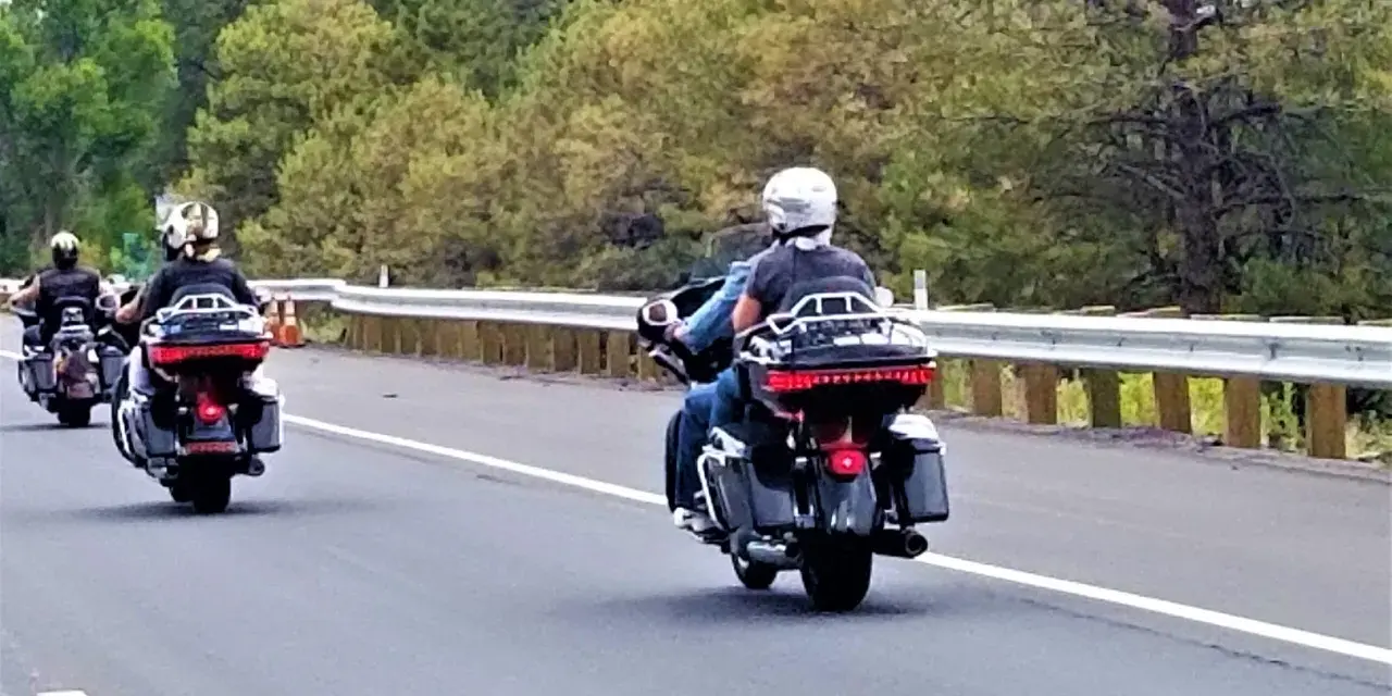 Trzech motocyklistów w kaskach jedzie drogą. Czy motocykl to pojazd samochodowy? To pytanie zadaje sobie wielu.