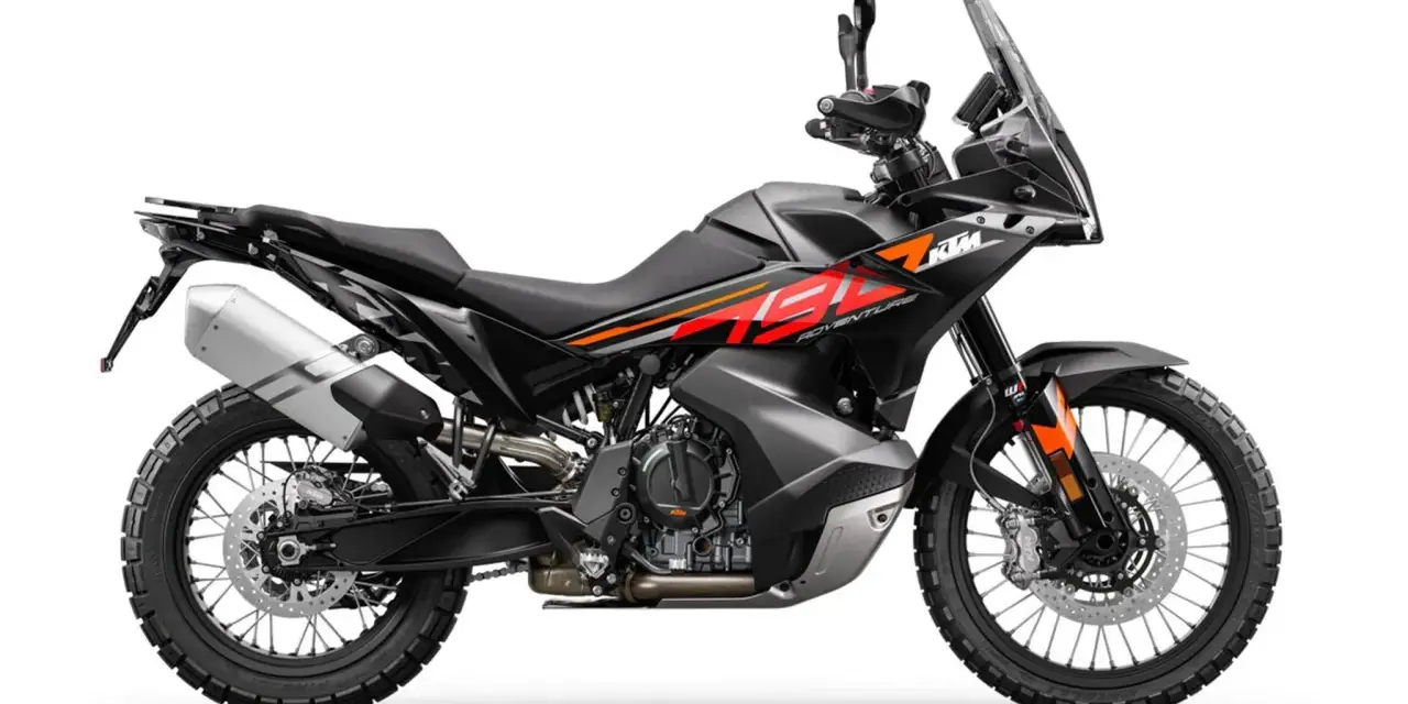 Czarny motocykl KTM Adventure 790 z pomarańczowo-czerwonymi akcentami, gotowy na każdą przygodę.