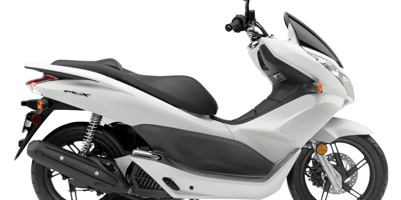 Biały skuter Honda PCX, idealny do miasta. Zastanawiasz się, ile pali skuter? Ten model jest bardzo oszczędny!
