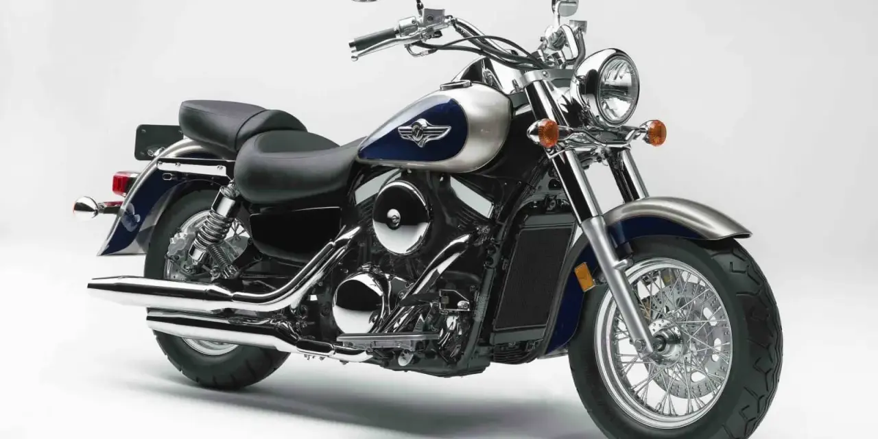 Kawasaki Vulcan 1500 wady: klasyczny cruiser z chromowanymi elementami, dwuosobowym siedzeniem i dużą mocą.