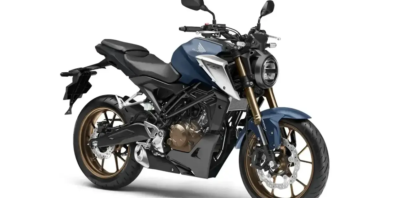 Niebieski motocykl Honda CB125R, uznawany za najmocniejszy motocykl 125, z brązowymi felgami i nowoczesnym designem.