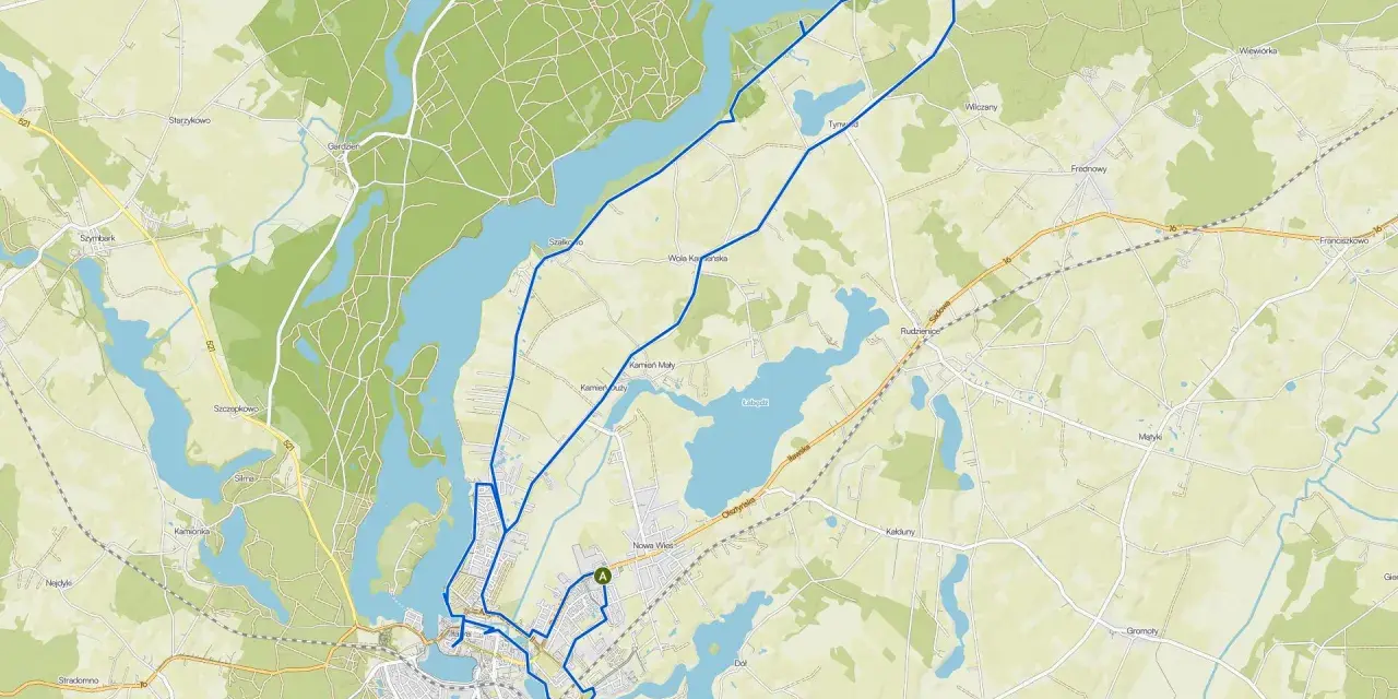 Mapa przedstawia malowniczą trasę wokół Iławy, prowadzącą przez jeziora, lasy i urokliwe wsie.