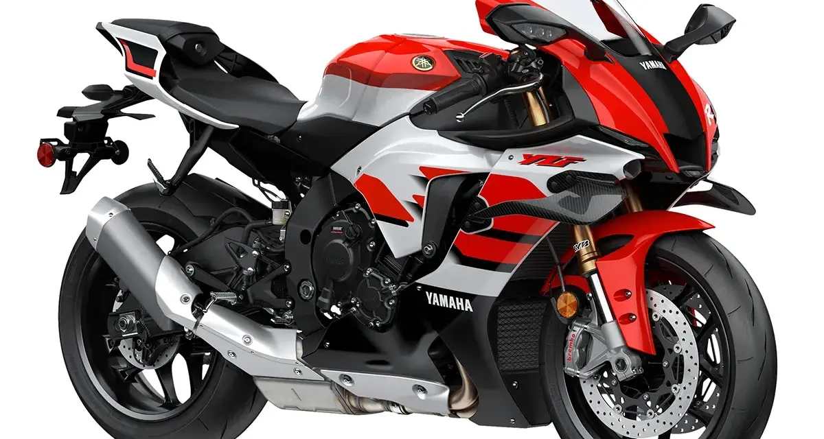 Sportowy motocykl Yamaha R1 w kolorze czerwono-białym, gotowy do wyścigów rn22.