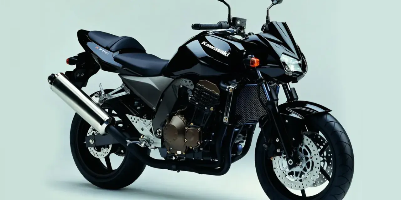 Czarny motocykl Kawasaki Z750. Poznaj jego dane techniczne i poczuj moc.