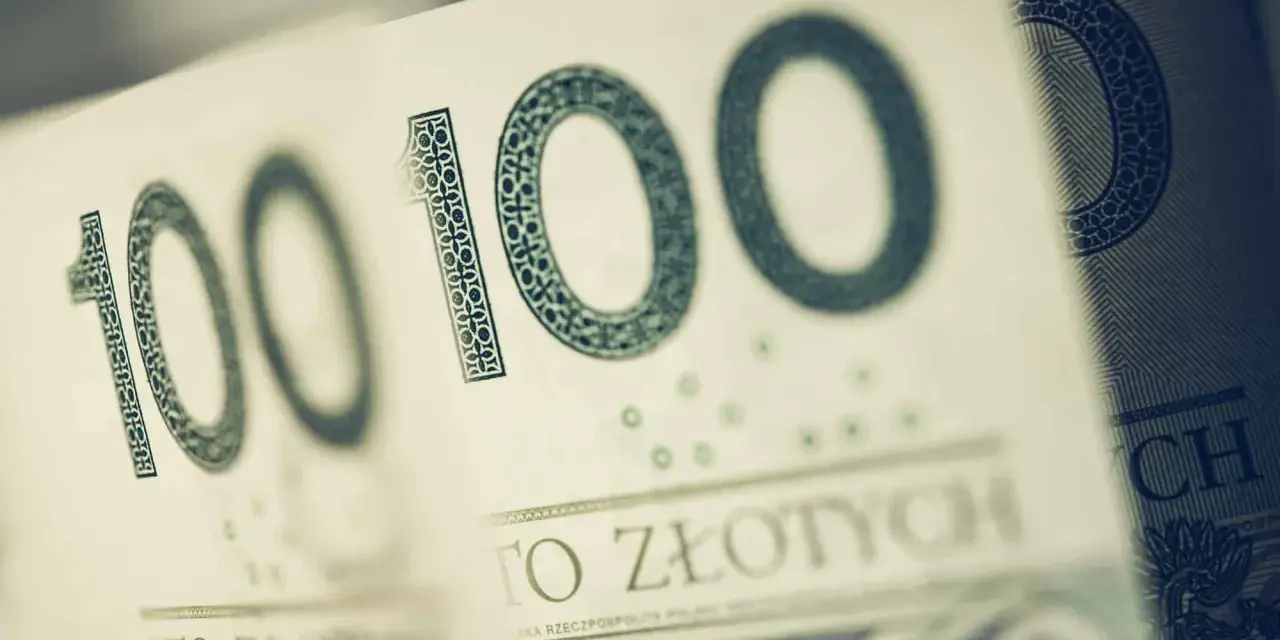 Sto złotych na zakup motocykla. Widoczne fragmenty banknotów 100 zł.