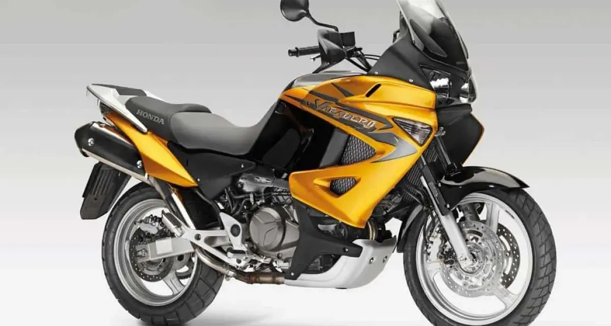 Złoty motocykl Honda Varadero 1000, gotowy na przygodę. Dane techniczne tego turystycznego enduraka zachęcają do dalekich podróży.