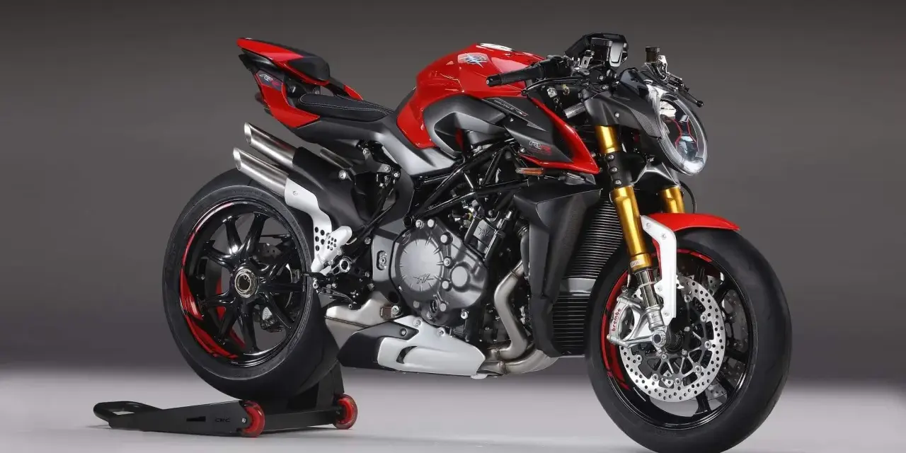 Czerwony motocykl MV Agusta Brutale 1000 RR na czarnym stojaku, gotowy do jazdy.