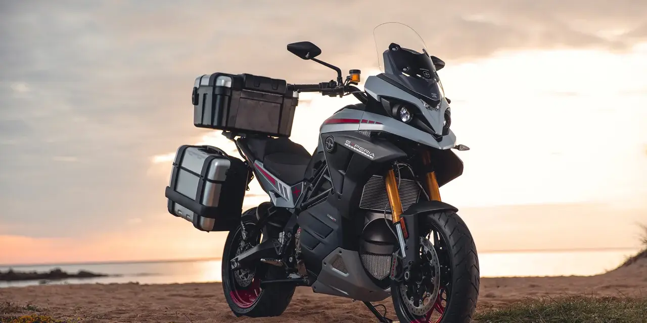 Motocykl z kuframi na plaży, idealny na podróże z prawem jazdy kat B. Motocykl 250 cc.