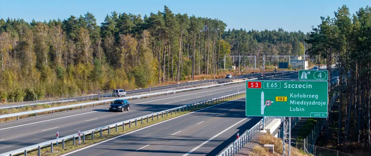 Droga S3 E65 w Polsce, z zielonym znakiem kierującym do Szczecina, Kołobrzegu, Międzyzdrojów i Lubina.