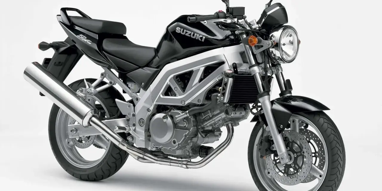 Czarny Suzuki SV 650, klasyk z widocznymi wadami, jak np. wydech.