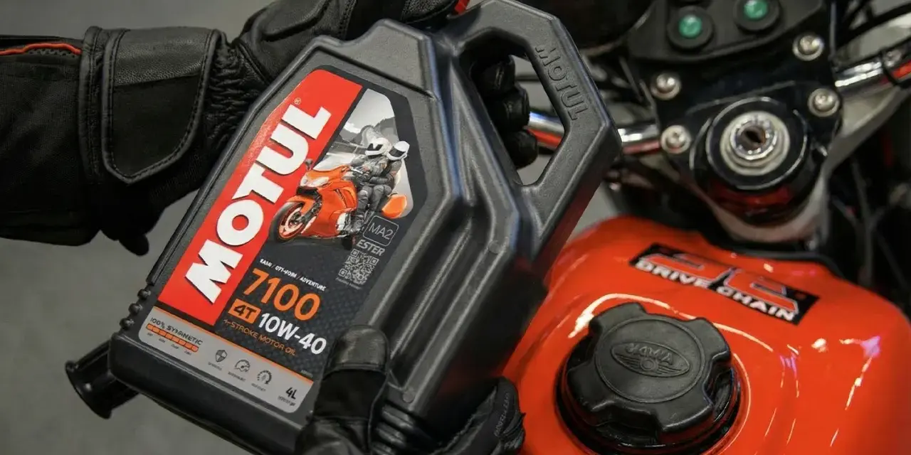 Rękawice motocyklowe trzymają olej Motul 7100 10W-40. Pytanie brzmi: co ile wymieniać olej w crossie 4t?