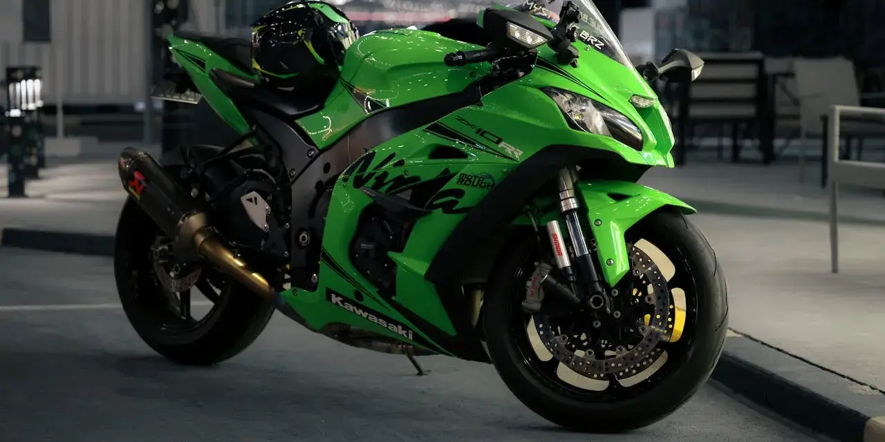 Japoński motocykl Kawasaki Ninja ZX-10R w jaskrawym zielonym kolorze, gotowy do nocnej jazdy.