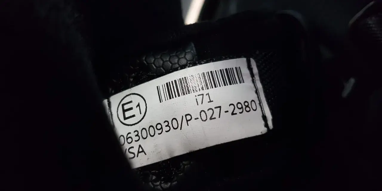 E1, i71, 06300930/P-027-2980, SA - etykieta z homologacją ECE na produkcie.