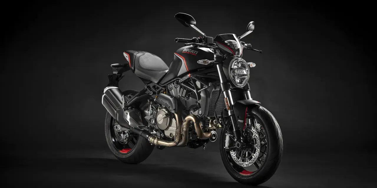 Czarny Ducati Monster. Idealny motor na 165 cm wzrostu, lekki i zwinny, gotowy na miejskie przygody.