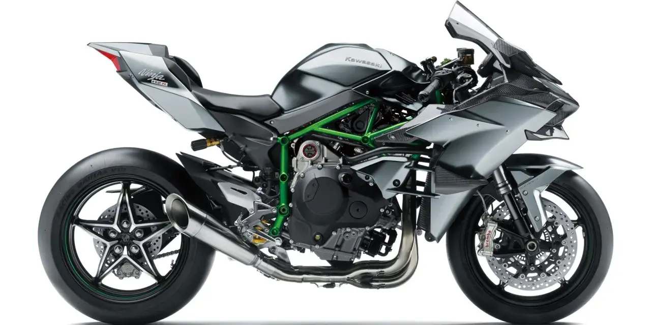 Kawasaki Ninja H2R, sportowy motocykl z zieloną ramą i srebrnymi panelami, gotowy do wyścigów.