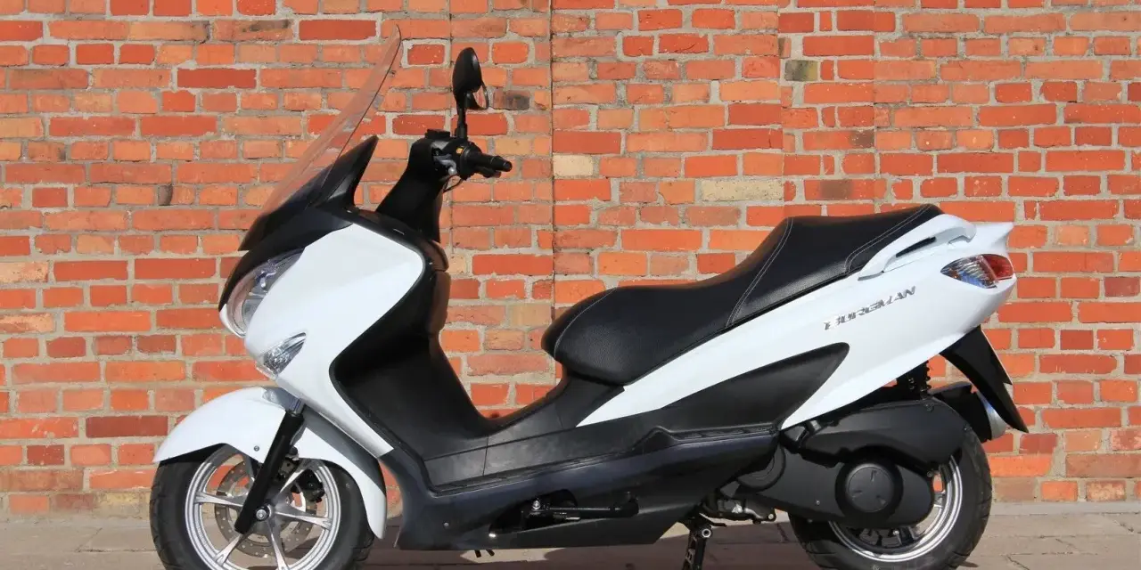 Biały skuter Suzuki Burgman 125, idealny do miasta. Zastanawiasz się nad jego spalaniem? Ten model słynie z oszczędności.
