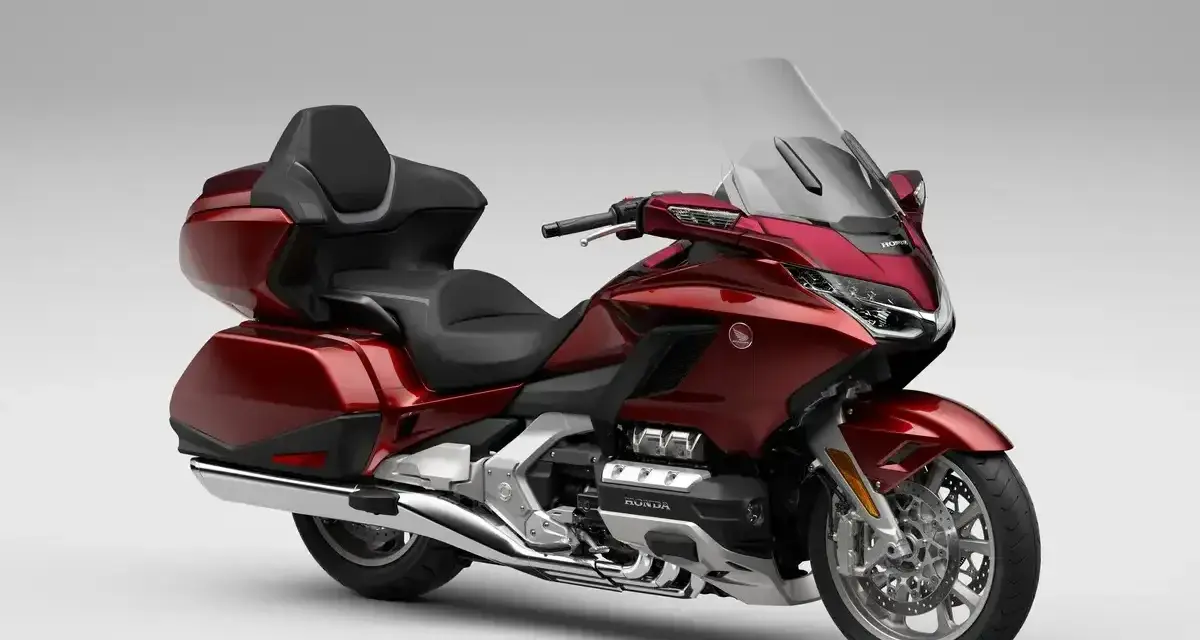 Czerwony motocykl Honda Goldwing 1500, choć luksusowy, może mieć pewne wady, np. dużą masę.