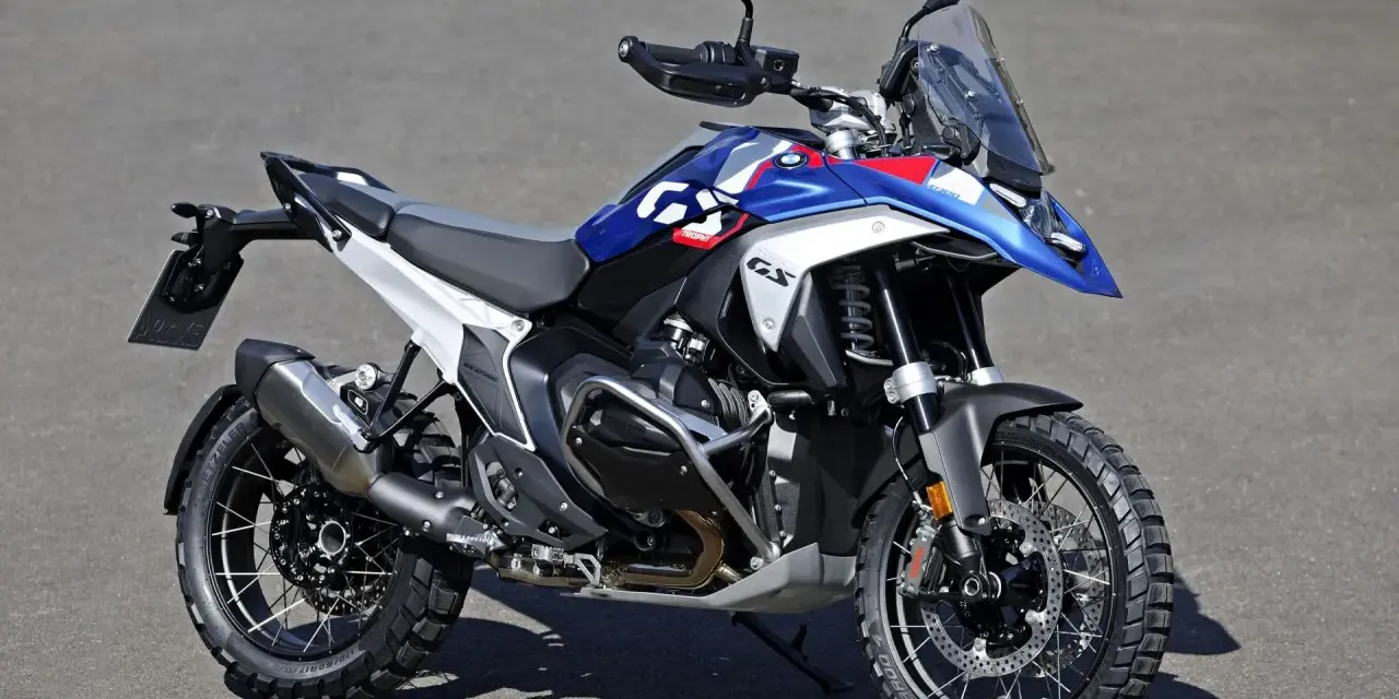Nowy motocykl BMW R1300GS w kolorze niebieskim z białymi i czerwonymi akcentami, gotowy na przygodę.