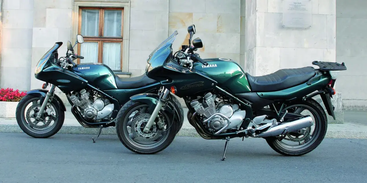 Dwa zielone motocykle Yamaha XJ6 Diversion stoją obok siebie. Ich dane techniczne są imponujące, a wygląd zachwyca.