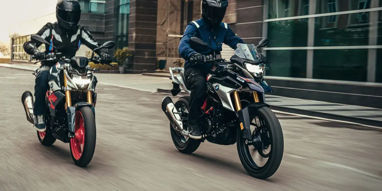 Dwóch motocyklistów na motocyklach BMW G ściga się po mieście.
