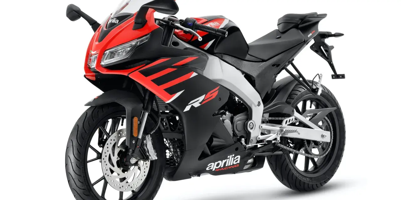 Sportowy motocykl Aprilia RS 125 w kolorze czarno-czerwonym, gotowy do jazdy.