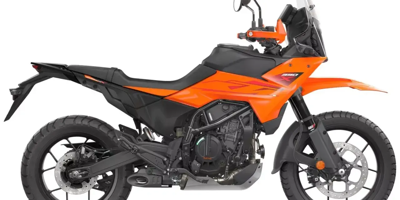 Pomarańczowy motocykl **KTM 390 Adventure** gotowy na przygodę.