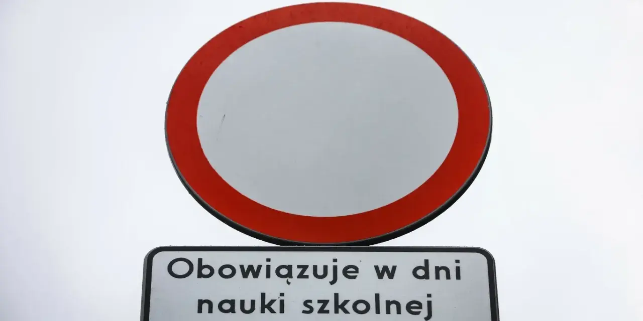 Znak b1 zakazu wjazdu, z tabliczką "Obowiązuje w dni nauki szkolnej w godz. 7:30-8:30".