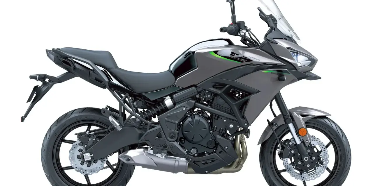 Szary motocykl turystyczny Kawasaki Versys 650. Sprawdź kawasaki versys 650 dane techniczne i przygotuj się na przygodę.