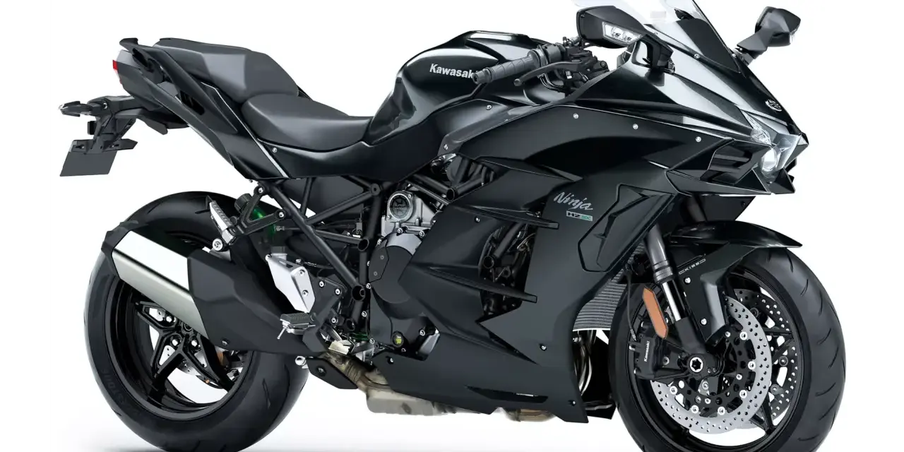 Czarny motocykl Kawasaki H2 Ninja, z widocznym napisem "Supercharger" na silniku. Potężna maszyna gotowa do podboju dróg.
