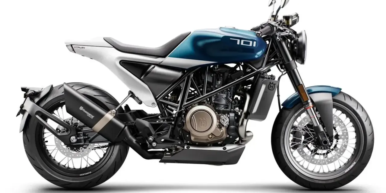 Stylowy motocykl Husqvarna Vitpilen 701 w kolorze niebiesko-białym, z widocznym silnikiem i wydechem.