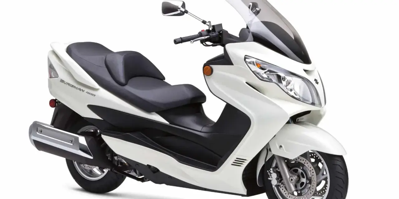 Biały skuter Suzuki Burgman 400, idealny do miasta. Poznaj jego dane techniczne i ciesz się jazdą.